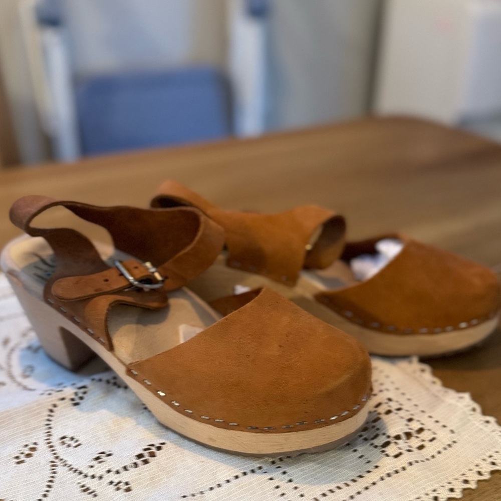 Highwood brown clogs in oiled nubuck